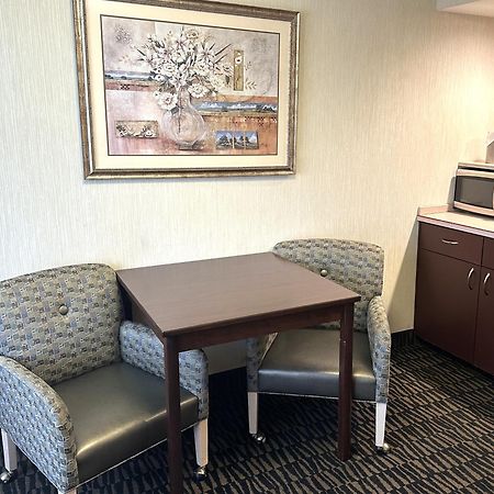 Sojourn Suites Portland Airport Bagian luar foto