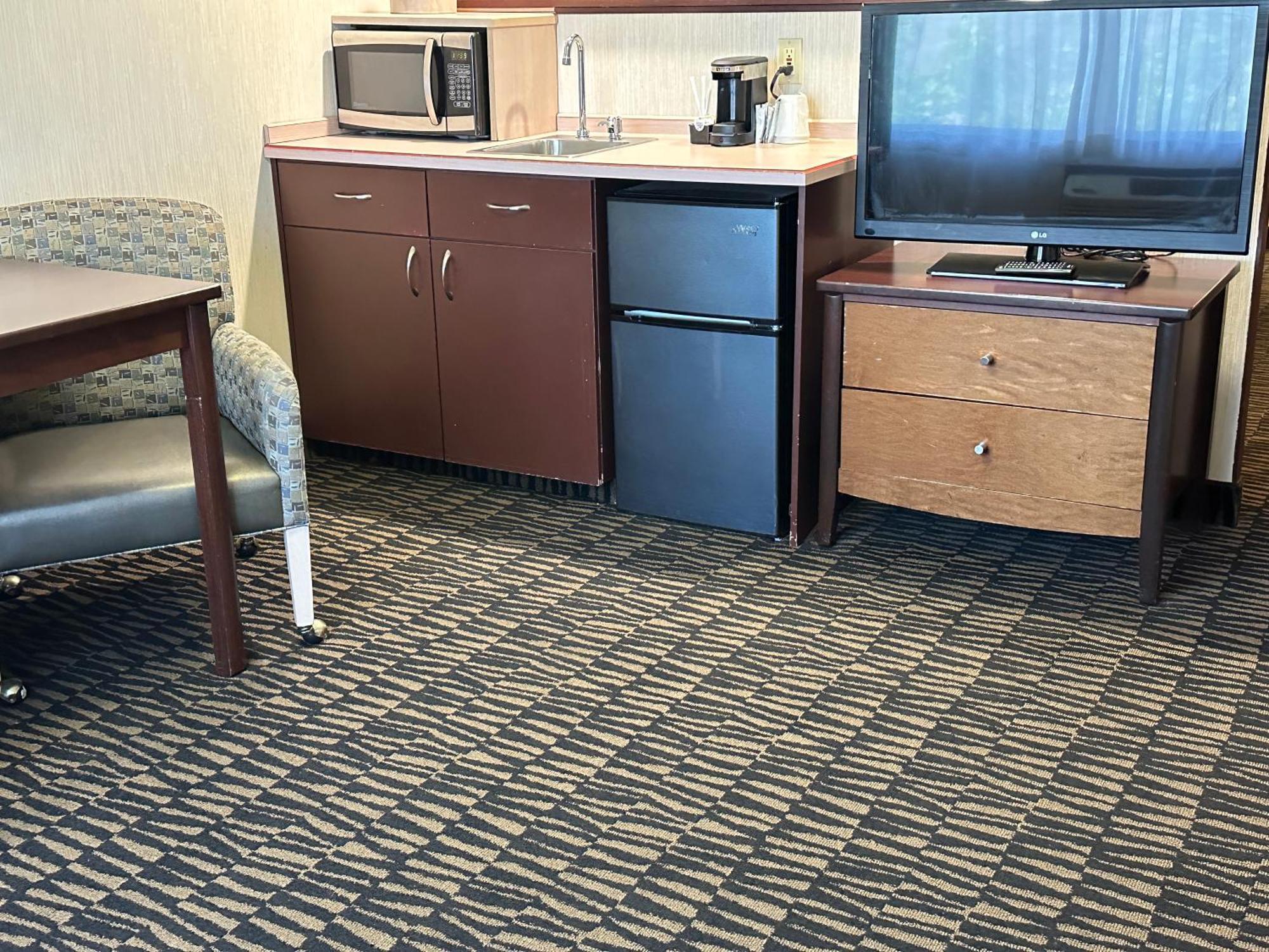 Sojourn Suites Portland Airport Bagian luar foto