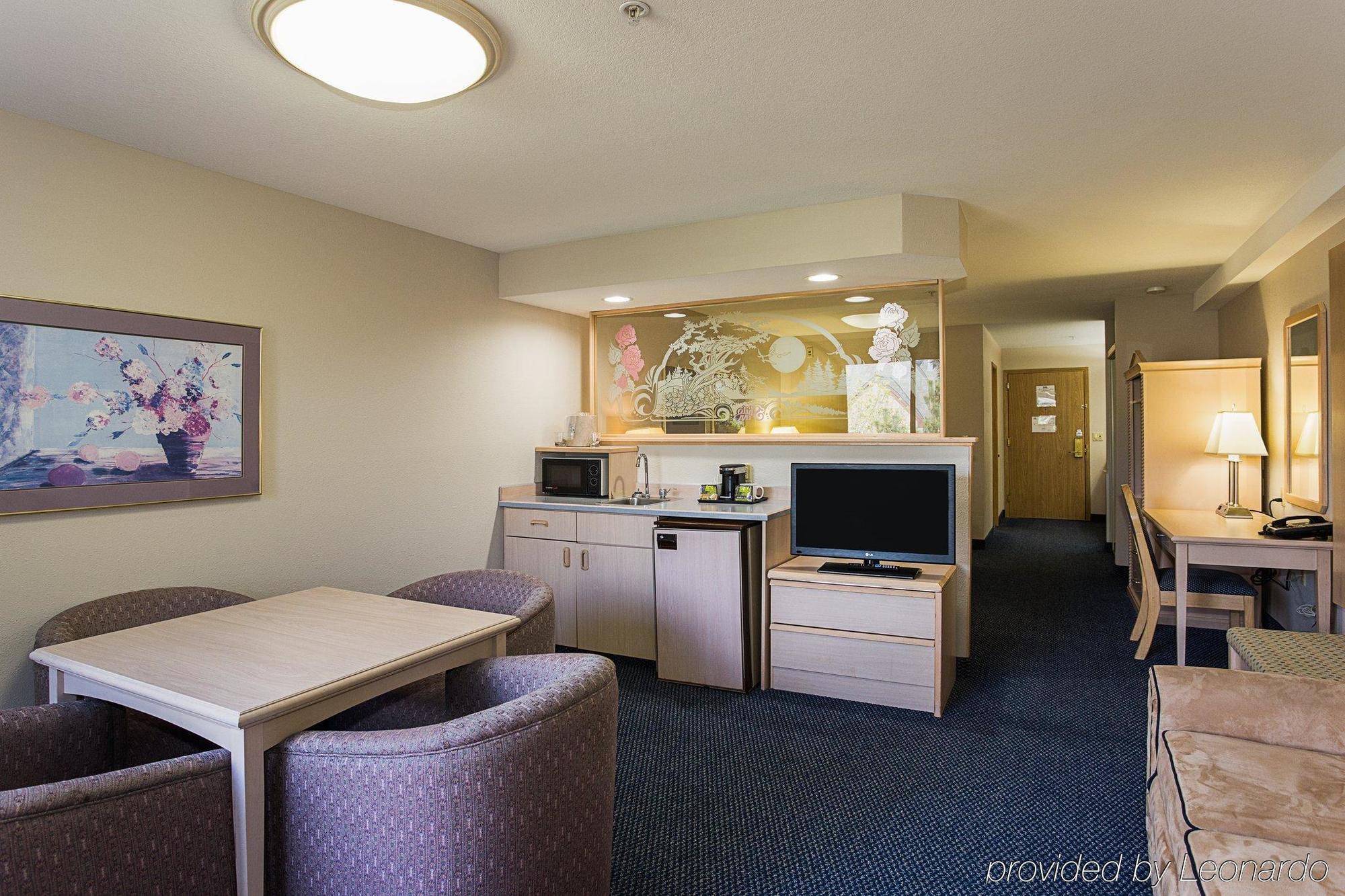 Sojourn Suites Portland Airport Bagian luar foto