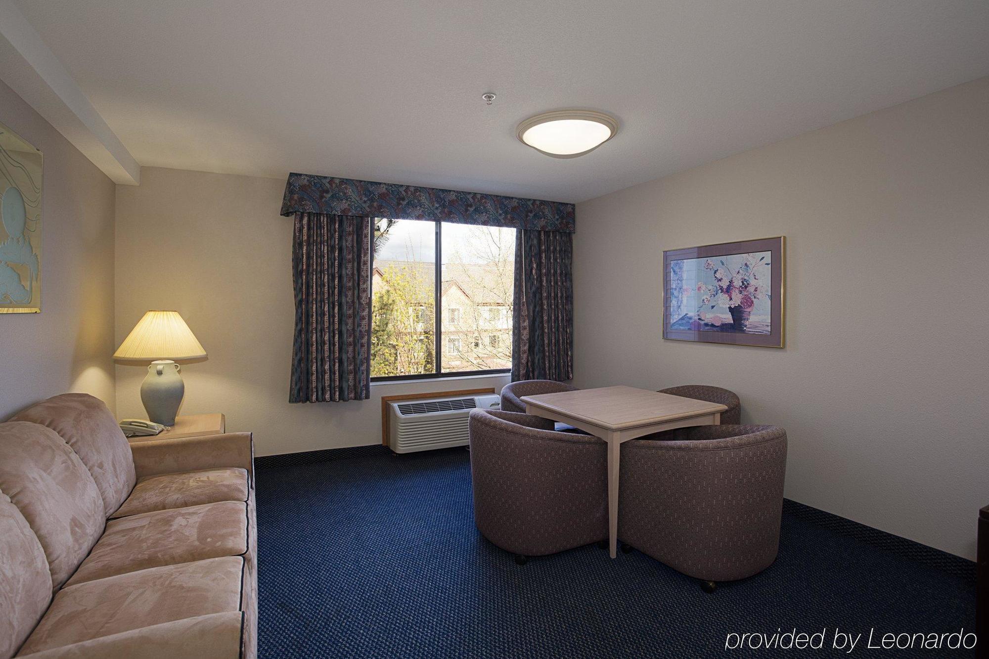 Sojourn Suites Portland Airport Bagian luar foto