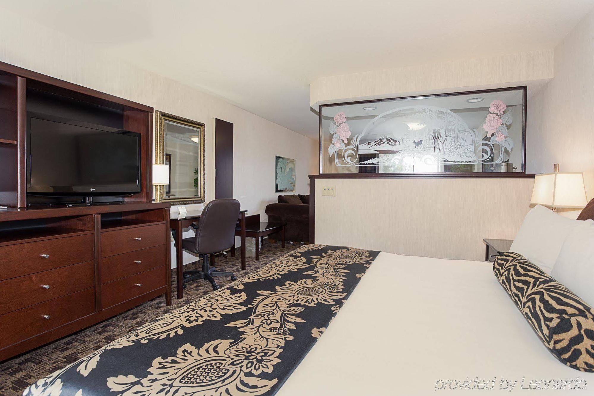 Sojourn Suites Portland Airport Bagian luar foto