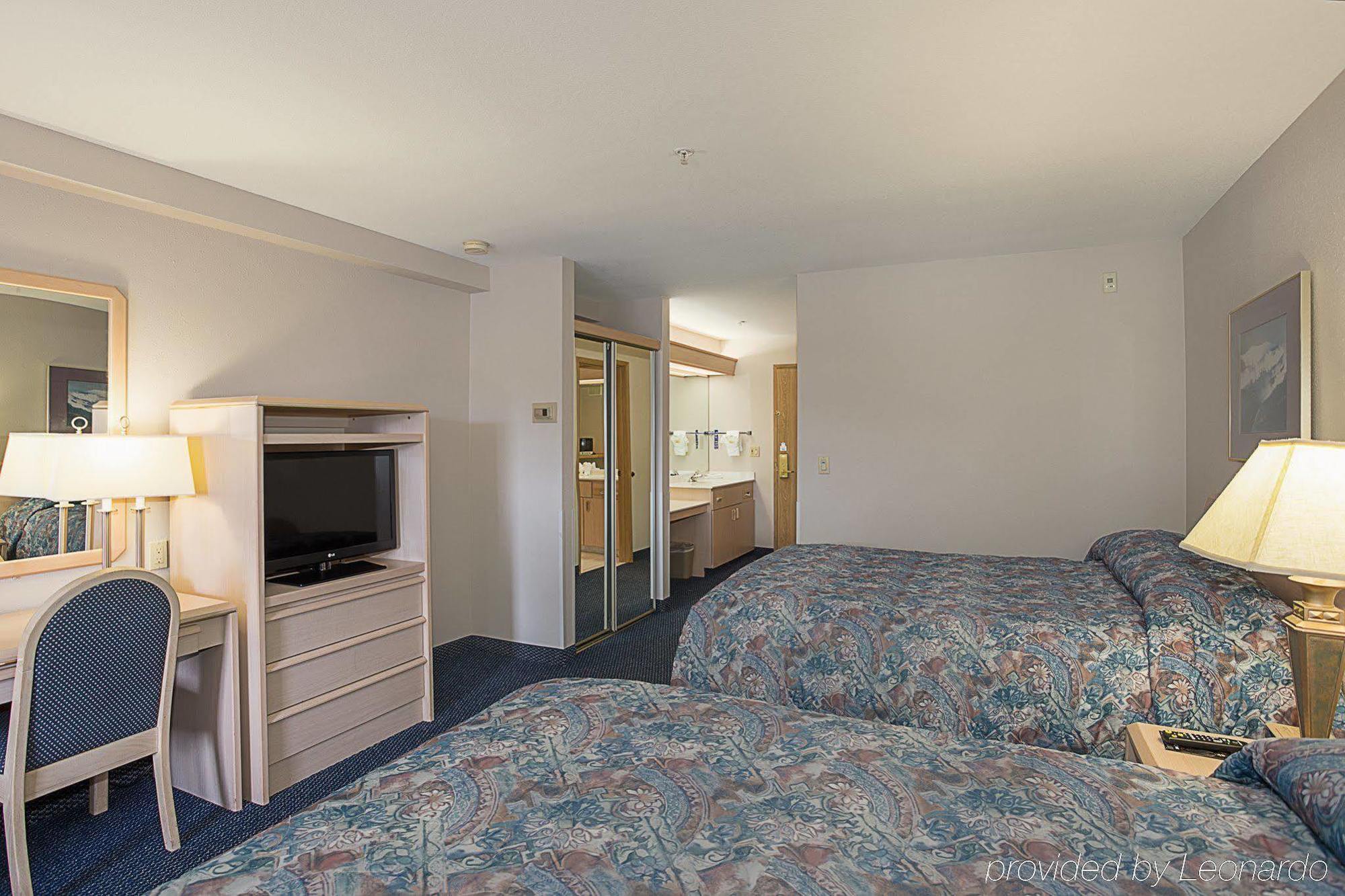 Sojourn Suites Portland Airport Bagian luar foto