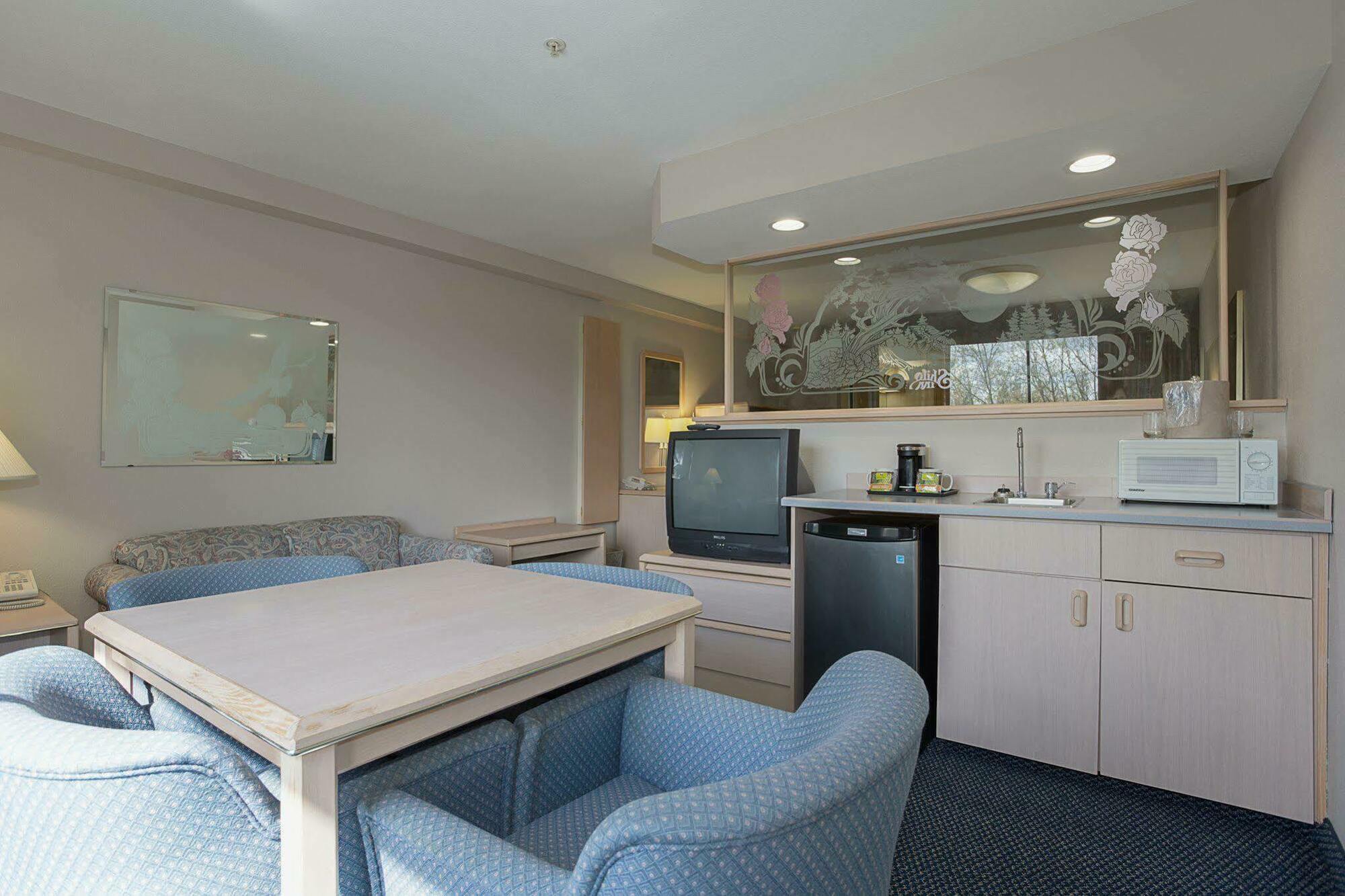 Sojourn Suites Portland Airport Bagian luar foto